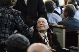 Fotografía del 29 de noviembre del 2023 del expresidente Jimmy Carter saludando a personas en el funeral de su esposa Lady Rosalynn Carter en Georgia.