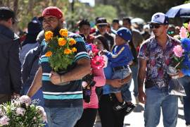 Niños y adultos participan en las tradiciones de la festividad en los camposantos.