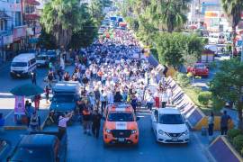 Unas 600 personas comenzaron el recorrido. Todas vestidas de blanco, con globos del mismo color y cartulinas con muchos mensajes.