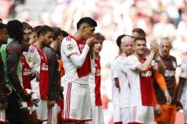Edson Alvarez agradece a los fans del Ajax después del encuentro contra el FC Utrecht.