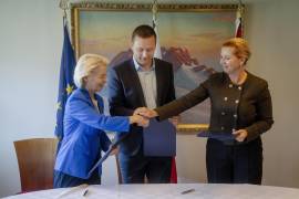 La primera ministra de Dinamarca, Mette Frederiksen(d), el líder del gobierno de Groenlandia, Jens-Frederik Nielsen (c), y la presidenta de la CE, Ursula von der Leyen (i), tras firmar una declaración conjunta en Nuuk.