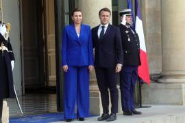 El presidente francés, Emmanuel Macron, recibe a la primera ministra danesa, Mette Frederiksen, antes de una reunión sobre la guerra en Ucrania y la seguridad europea en el Palacio del Elíseo en París, Francia.