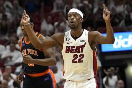 El alero del Heat de Miami Jimmy Butler reacciona tras lanza run triple en el juego 4 de las semifinales de la Conferencia Este ante los Knicks de Nueva York.