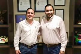 Manolo Jiménez (izq.) y Carlos Villarreal se comprometieron a trabajar juntos por Monclova.