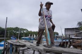 Con 123 años, Carlos Alberto Lindao Vera mantiene una vida activa en Puerto El Morro, Ecuador, y aspira a validar oficialmente su edad para convertirse en el hombre más longevo del mundo.