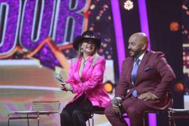 Los cantantes Alicia Villarreal (i) y Lupillo Rivera (d) en la presentación de programa “El Retador” en Ciudad de México (México).