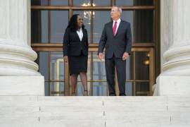 El presidente de la Corte Suprema, John Roberts (d), habla con el juez asociado Ketanji Brown Jackson (i) durante una sesión fotográfica en la Corte Suprema en Washington DC.