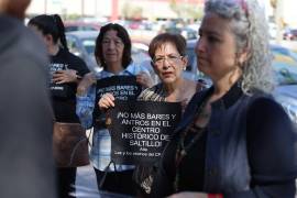 Vecinos denuncian manejo inadecuado de basura en la calle Bravo, lo que genera dispersión de desechos por animales.