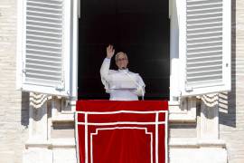 El Papa León XIV dirige el rezo del Ángelus desde la ventana de su despacho con vistas a la Plaza de San Pedro, en la Ciudad del Vaticano, el 11 de octubre de 2026.