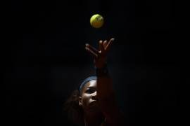 Serena Williams hace un saque a la italiana Sara Errani durante el Abierto de Madrid, el sábado 11 de mayo de 2013.