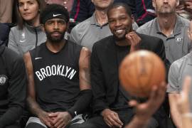 Al terminar la temporada pasada se creía que Durant e Irving acabarían en otros equipos, pero antes de iniciar la pretemporada ambos se mantienen en Brooklyn.