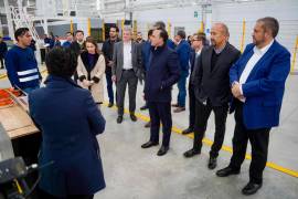 El alcalde Tomás Gutiérrez (D), acompañó al gobernador de Coahuila (C), Manolo Jiménez, en la inauguración de la empresa Ziemann Holvrieka.