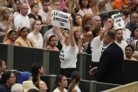 Dos activistas con camisetas que dicen “dejen de bendecir las corridas” sostienen carteles con el mensaje “las corridas son pecado” durante la audiencia general del papa Francisco en el salón Pablo VI del Vaticano.