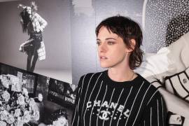 Kristen Stewart llega para la colección de moda prêt-à-porter Primavera/Verano 2023 de Chanel presentada en París.