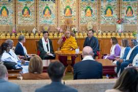 Dalai Lama (c) en una reunión con una delegación de alto nivel del Congreso estadounidense en su residencia en Dharamsala, estado de Himachal Pradesh, India.