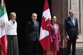 De izquierda a derecha, la esposa del primer ministro de Canadá, Diana Fox; el primer ministro de Canadá, Mark Carney; la presidenta de México, Claudia Sheinbaum, acompañada de su esposo, Jesús María Tarriba este jueves, durante una ceremonia en Palacio Nacional de la Ciudad de México.