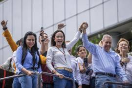 La líder opositora venezolana María Corina Machado y el candidato a la presidencia de Venezuela Edmundo González Urrutia (d) participan en una manifestación en Caracas, Venezuela.