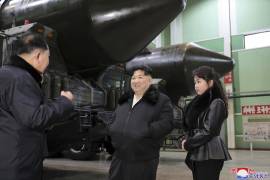 Imagen de archivo de Kim Jong Un y su hija durante una visita a un centro de producción de lanzadores de cohetes. La foto fue proporcionada por el gobierno norcoreano.