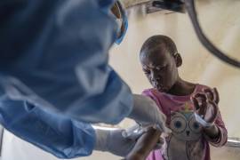 Un trabajador de la salud atiende a un paciente con mpox en un centro de tratamiento en Munigi, al este del Congo.