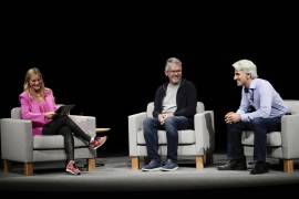 Craig Federighi y John Giannandrea (derecha), directivos de Apple, ofrecen detalles sobre Apple Intelligence a Justine Ezarik, en el marco de la Conferencia Mundial de Desarrolladores 2024.