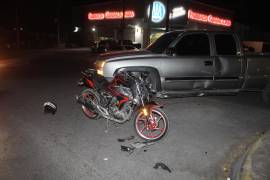 Le cierra el paso a motociclista y lo derriba en Saltillo; resulta lesionado