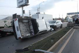 Conductor se impacta y vuelca en Ramos Arizpe