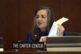 La asesora principal para América Latina del Centro Carter, Jennie Lincoln, muestra una supuesta acta electoral de las elecciones presidenciales de Venezuel en las Edmundo González Urrutia ganó con el 67 %.