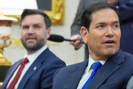 El vicepresidente de Estados Unidos, JD Vance (izquierda), y el secretario de Estado, Marco Rubio, asisten a una reunión en la Oficina Oval, en la Casa Blanca en Washington.