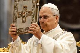 El papa León XIV inició el 2026 con un mensaje contundente a favor de la paz y el entendimiento. Durante la primera misa del año en el Vaticano, el pontífice advirtió que el mundo no se salva con armas.