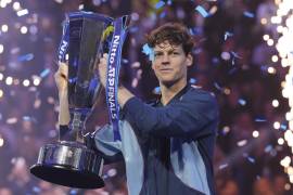 Jannik Sinner levantó el trofeo que lo hizo campeón de las ATP Finals, tras vencer a Taylor Fritz.