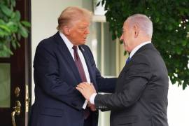 El presidente Donald Trump discutió con el Primer Ministro israelí, Benjamín Netanyahu, sobre cómo terminar la guerra en Gaza y buscar la paz en Medio Oriente. FOTO: