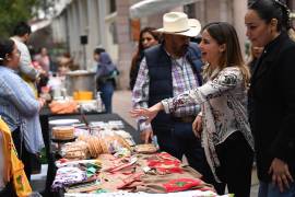 Asistentes recorrieron los stands de bisutería, manualidades y repostería elaborados por alumnos de los centros comunitarios de Saltillo.
