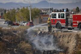 Bomberos trabajando intensamente para sofocar el incendio entre Zaragoza y Mirasierra, una zona que preocupa a los vecinos por su cercanía a viviendas.