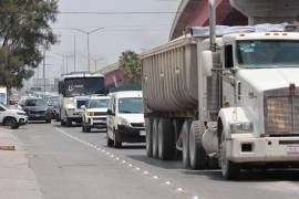 Especialistas en movilidad advirtieron que, aunque la construcción de puentes y distribuidores viales puede reducir temporalmente el tráfico en Saltillo, el crecimiento constante del parque vehicular vuelve insuficientes estas obras con el paso de los años.