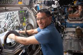El astronauta e ingeniero de vuelo de la Expedición 69, Frank Rubio, trabaja en la Estación Espacial Internacional (EEI).