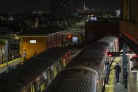 Agentes de la policía de Nueva York vacían un tren en la terminal Coney Island-Stillwell Avenue, en el distrito de Brooklyn en Nueva York. FOTO: