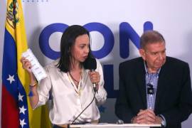 La líder opositora de Venezuela María Corina Machado (i) junto al candidato a Edmundo González Urrutia, durante una conferencia de prensa.