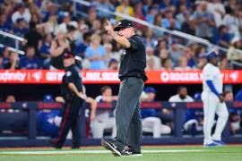 Una de las jugadas más extrañas de la temporada de Grandes Ligas se presentó este lunes durante el duelo entre los Boston Red Sox y los Toronto Blue Jays.