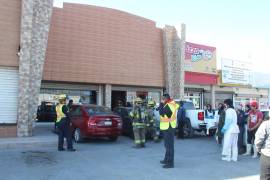 Empleados del lugar fueron evacuados y puestos a salvo en el estacionamiento del negocio.