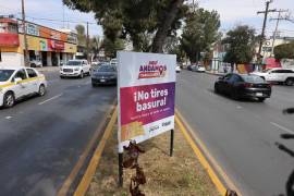 Letrero instalado en el bulevar Venustiano Carranza, como parte de una campaña de concientización que busca reducir accidentes y fomentar el cuidado del entorno.