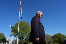 El presidente Donald Trump habla con los periodistas antes de partir en el helicóptero presidencial Marine One desde el jardín sur de la Casa Blanca en Washington.