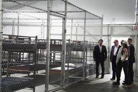 El presidente Donald Trump, el gobernador republicano de Florida, Ron DeSantis, y la secretaria de Seguridad Nacional, Kristi Noem, recorren “Alligator Alcatraz”, un nuevo centro de detención de migrantes en Florida.