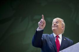 El presidente de Estados Unidos, Donald Trump, gesticula en el pasillo tras su discurso especial en la 56.ª reunión anual del Foro Económico Mundial (FEM) en Davos, Suiza.