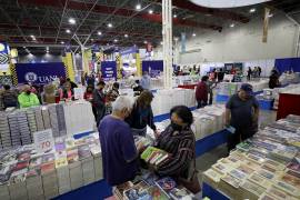 Personas asisten a la edición 30 de la Feria Internacional del Libro (FIL) en Monterrey, Nuevo León (México).
