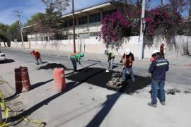 Trabajadores de una empresa se dedicaron la mañana de este miércoles a reparar los desperfectos causados por la colocación de tubería de Naturgy.