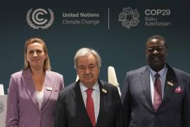 La primera ministra de Dinamarca, Mette Frederiksen (I) y Antonio Guterres, secretario general de las Naciones Unidas (c), en la Cumbre del Clima COP29 de la ONU en Bakú, Azerbaiyán.