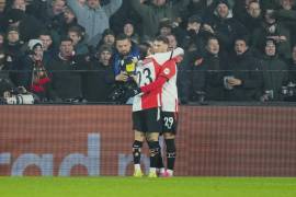 Giménez dejó el campo al minuto 69, ovacionado por la afición tras su destacada actuación.