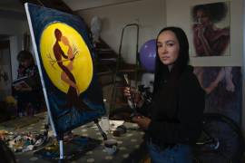 Iryna Farion, cuyo esposo Oleksandr Alimov, un soldado, murió en una batalla con las tropas rusas, pinta un cuadro en un estudio de arte en Kiev, Ucrania.