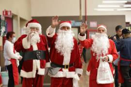 Saltillo: vestidos de Santa Claus, adultos mayores alegran compras de Navidad