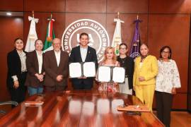 La firma del convenio fue encabezada por el rector de la UAdeC, Octavio Pimentel Martínez, y la directora general del CECyTEC, Lucía Azucena Ramos.